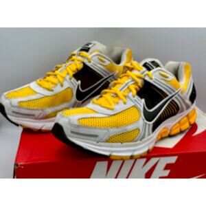Nike Zoom Vomero 5 FB9149-002 Photon Dust/University Yellow Sz 13 # 322